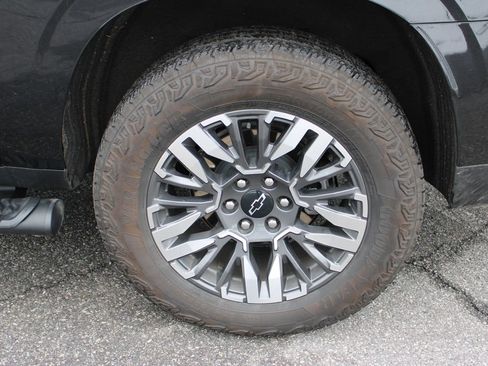 Used 2025 Chevrolet Suburban Z71 image 36