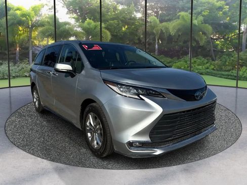Used 2022 Toyota Sienna Limited FWD image 3