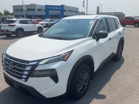 Used 2025 Nissan Rogue S FWD image 3