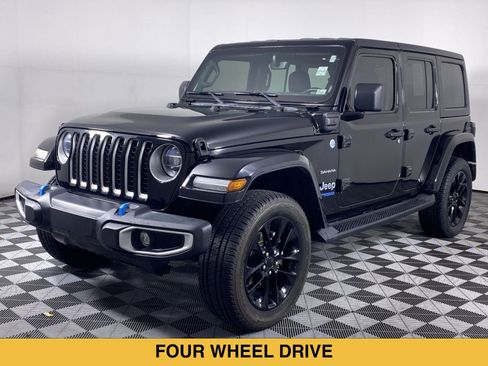 Used 2022 Jeep Wrangler Unlimited Sahara w/ Cold Weather Group AWD/4WD image 17