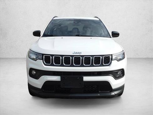 Used 2024 Jeep Compass Latitude AWD/4WD image 4