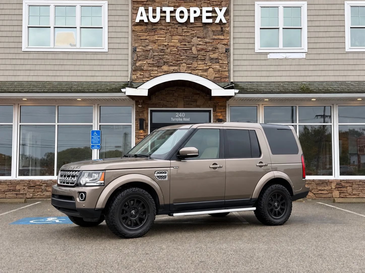 Used 2015 Land Rover LR4 HSE LUX AWD/4WD image 2
