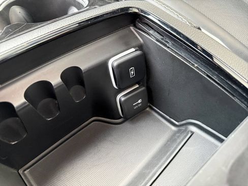 Used 2024 Chrysler Pacifica Premium FWD image 26