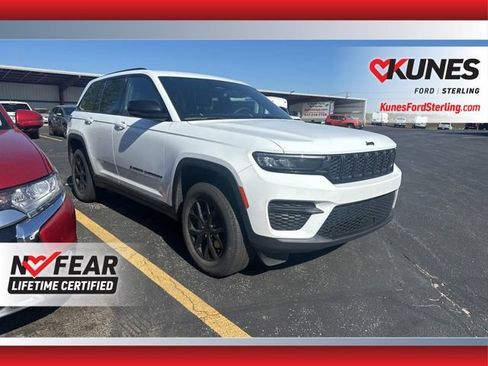 Used 2025 Jeep Grand Cherokee Altitude AWD/4WD image 1