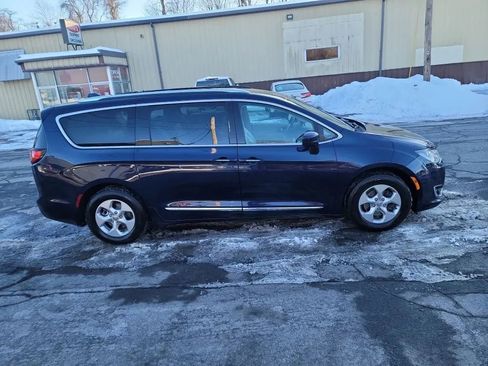 Used 2017 Chrysler Pacifica Touring-L Plus FWD image 4