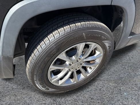 Used 2019 Jeep Cherokee Latitude Plus AWD/4WD image 9