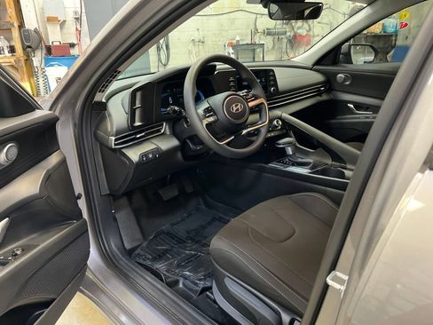 Used 2025 Hyundai Elantra Hybrid FWD image 11