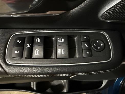 Used 2023 RAM 1500 Laramie AWD/4WD image 3