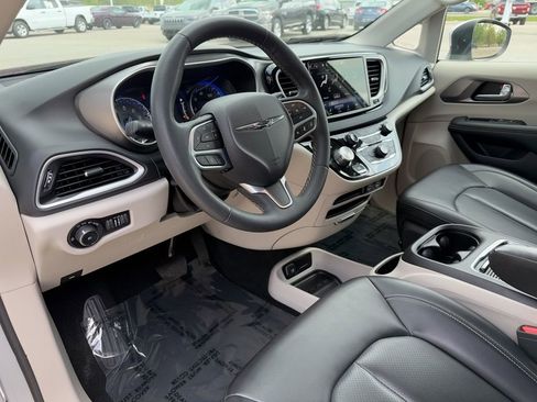 Used 2023 Chrysler Pacifica Touring-L FWD image 2