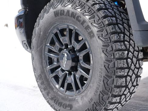 Used 2024 Chevrolet Silverado 2500 ZR2 w/ Technology Package image 33