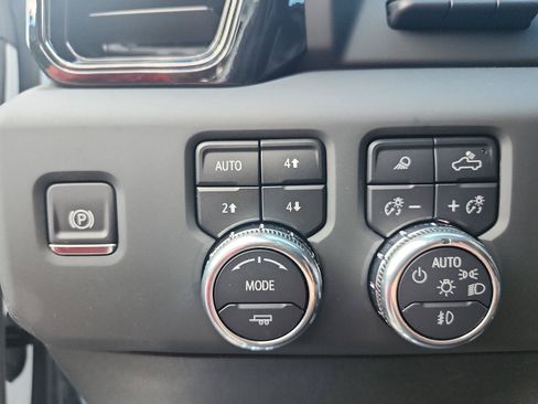 Used 2025 GMC Sierra 2500 AT4 w/ AT4 Premium Plus Package AWD/4WD image 18