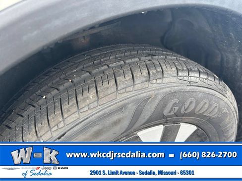 Used 2017 Toyota RAV4 LE AWD/4WD image 4