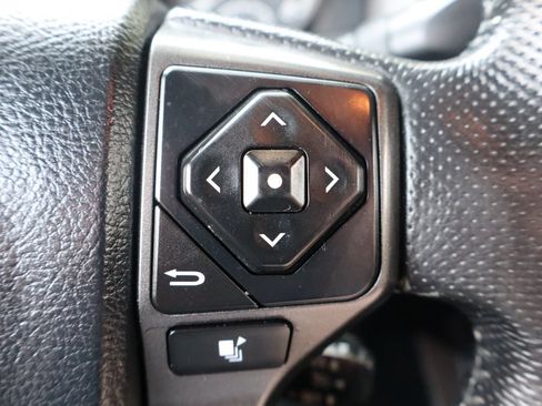 Used 2017 Toyota Tacoma TRD Off-Road w/ Premium & Technology Package AWD/4WD image 31