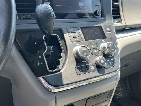 Used 2018 Toyota Sienna LE w/ Carpet Mat Package FWD image 35