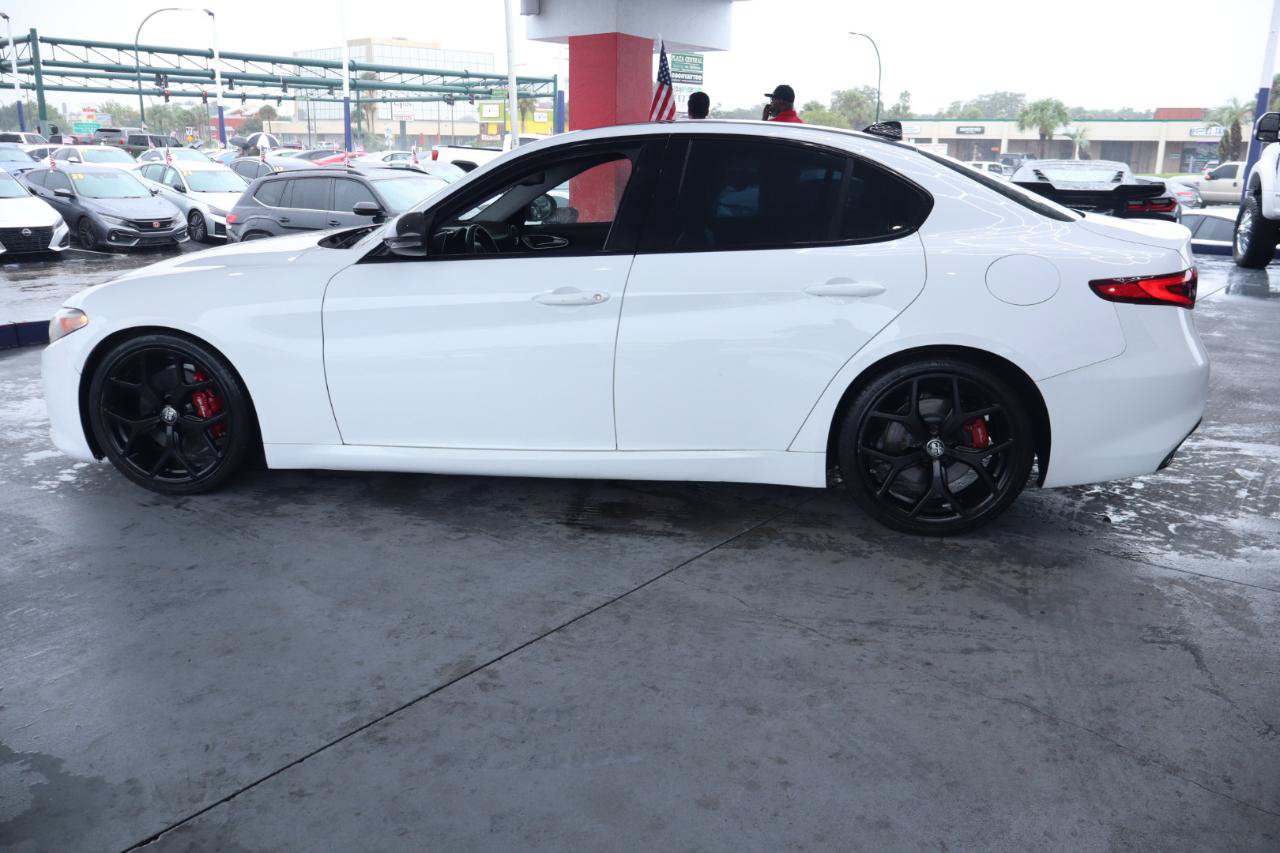 Used 2019 Alfa Romeo Giulia w/ Quick Order Package 22K Sport RWD image 10