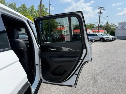 Used 2023 Jeep Grand Cherokee Altitude AWD/4WD image 20