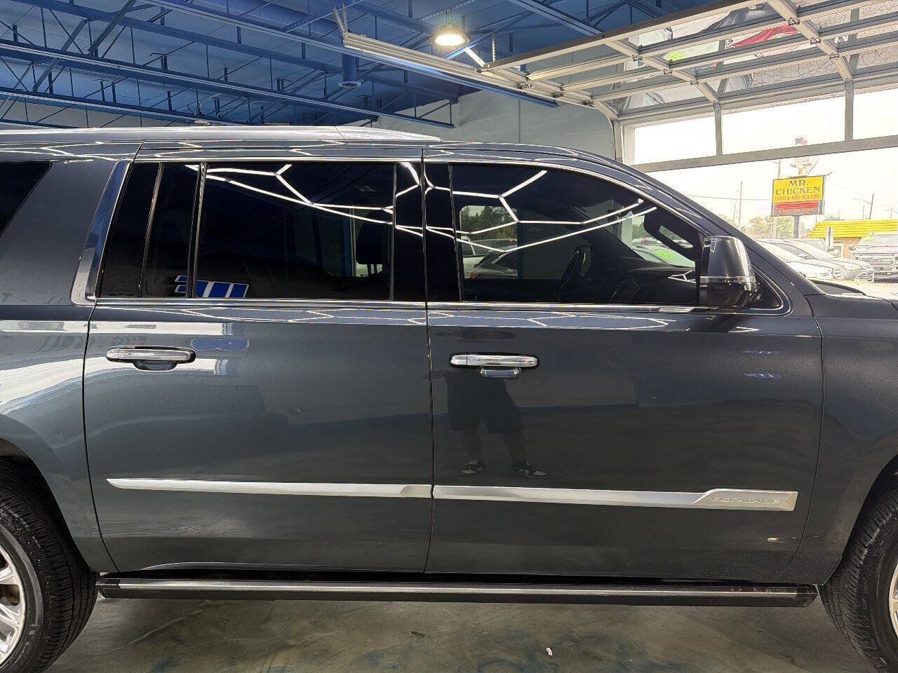Used 2020 Cadillac Escalade ESV Premium Luxury AWD/4WD image 25