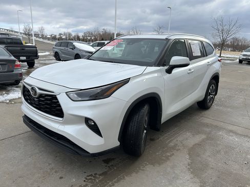 Certified 2023 Toyota Highlander XLE image 3