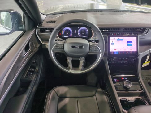 New 2025 Jeep Grand Cherokee Limited w/ Luxury Tech Group II image 17