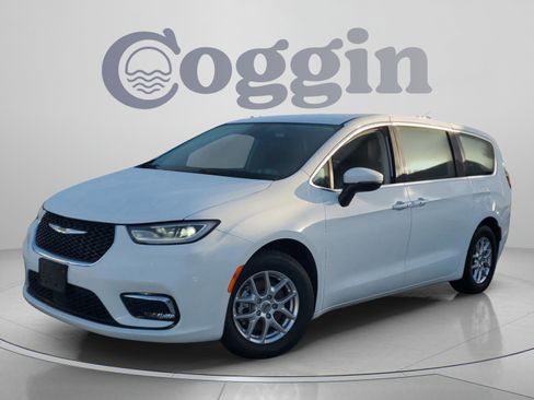 Used 2023 Chrysler Pacifica Touring-L FWD image 2