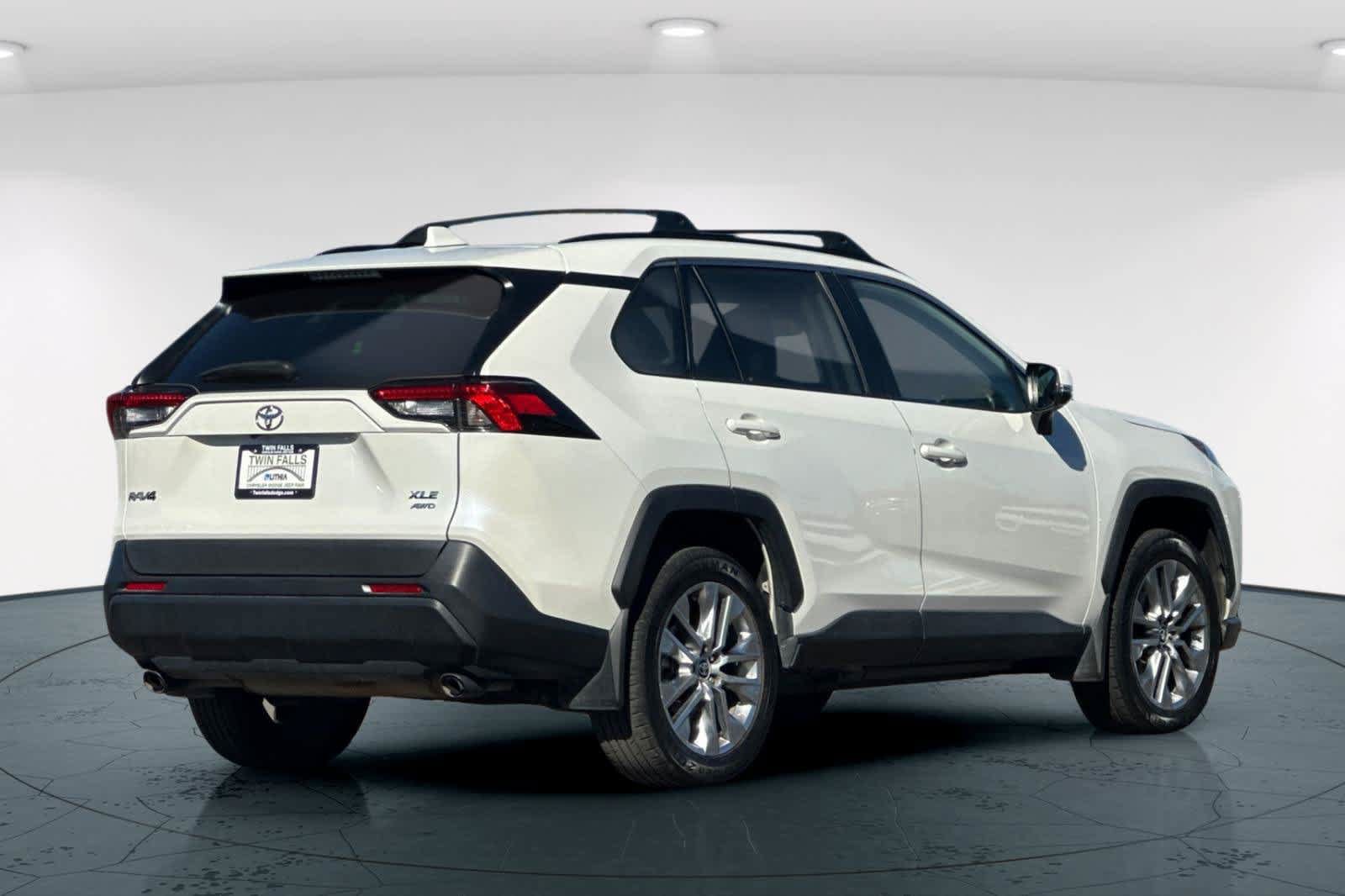 Used 2022 Toyota RAV4 XLE Premium AWD/4WD image 2