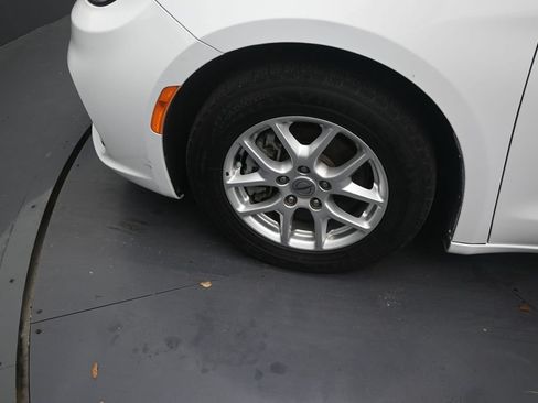 Used 2022 Chrysler Pacifica Touring-L FWD image 9