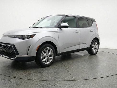 Used 2025 Kia Soul LX w/ LX Technology Package image 3