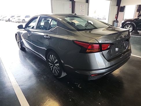 Used 2025 Nissan Altima 2.5 SV image 4