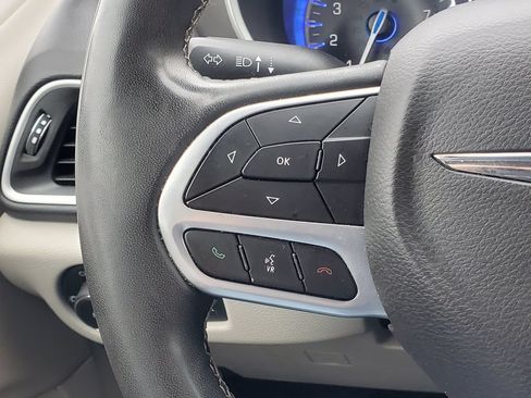 Used 2022 Chrysler Pacifica Touring-L FWD image 15