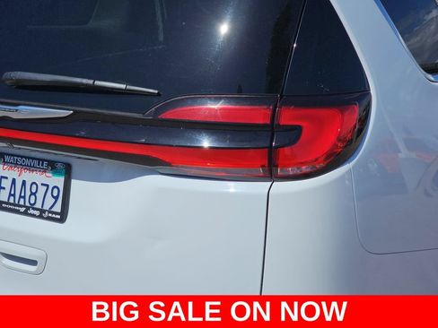 Used 2023 Chrysler Pacifica Limited FWD image 42