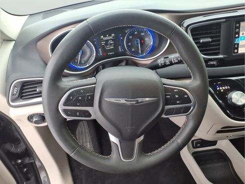 Used 2023 Chrysler Voyager LX image 15