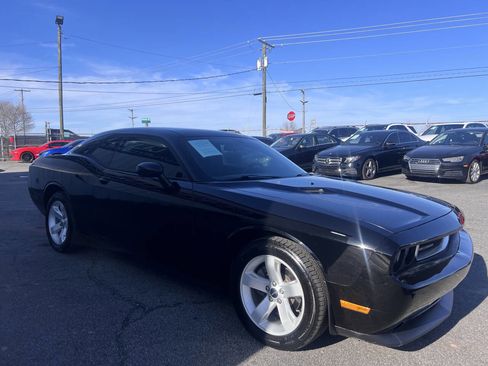 Used 2013 Dodge Challenger SXT image 7