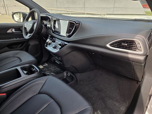 New 2026 Chrysler Pacifica Select image 31