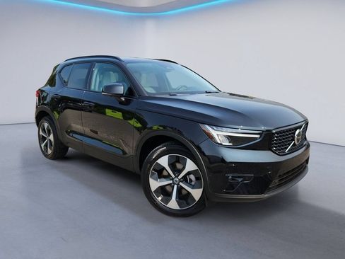 Certified 2025 Volvo XC40 B5 Plus AWD/4WD image 2