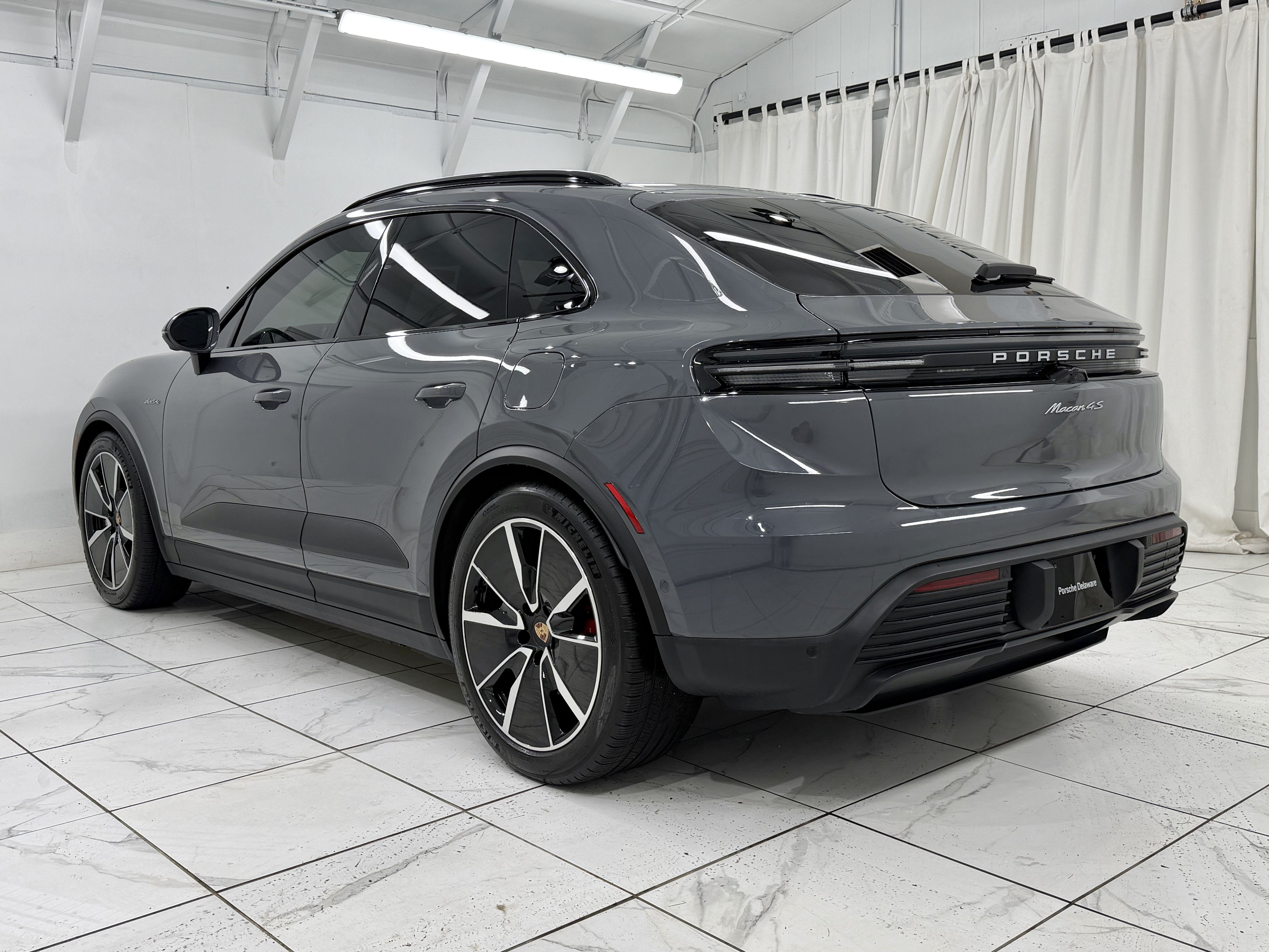 Used 2025 Porsche Macan 4S Electric AWD/4WD image 3