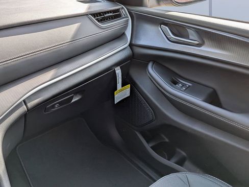 New 2026 Jeep Grand Cherokee L 2WD image 17