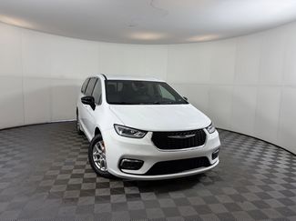 Used 2025 Chrysler Pacifica Select video 1