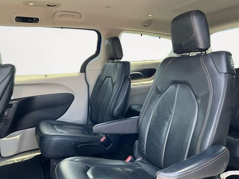 Used 2019 Chrysler Pacifica Touring-L Plus FWD image 13