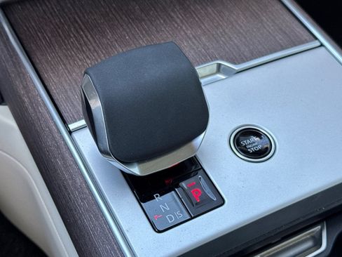 Certified 2025 Land Rover Range Rover SE AWD/4WD image 25
