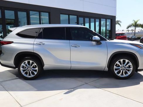 Used 2020 Toyota Highlander Limited FWD image 2