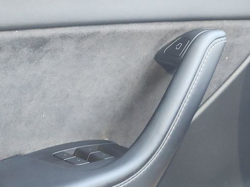 Used 2022 Tesla Model Y Long Range image 12