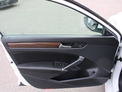 Used 2020 Volkswagen Passat 2.0T SEL image 13