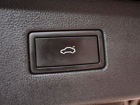 Used 2022 Volkswagen Tiguan SE R-Line image 75