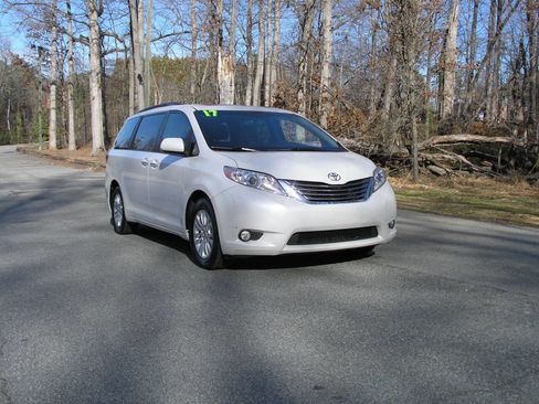 Used 2017 Toyota Sienna image 1