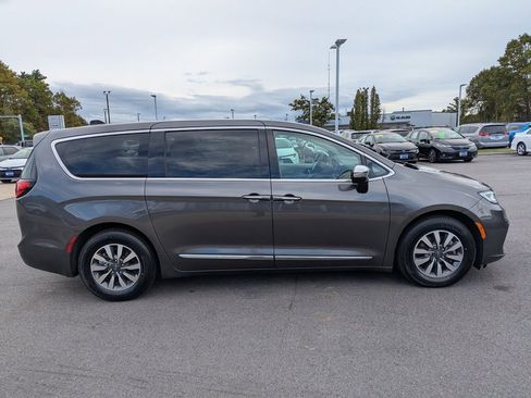 Used 2023 Chrysler Pacifica Limited image 7