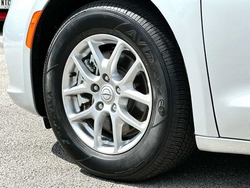 Used 2026 Chrysler Pacifica Select FWD image 11