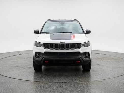 Used 2025 Jeep Compass Trailhawk AWD/4WD image 2