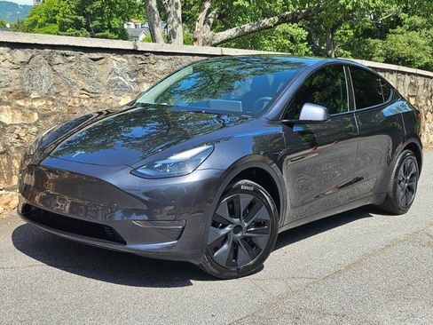 Used 2025 Tesla Model Y Long Range RWD image 5