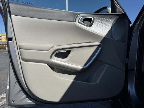 Used 2022 Kia Soul LX image 13