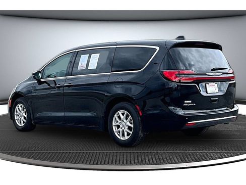Used 2024 Chrysler Pacifica Touring-L FWD image 19